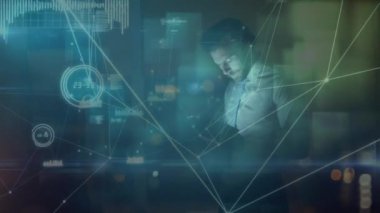 Kafkas işadamının tablet üzerinde çalıştığı bağlantılar ve veri işleme ağının animasyonu. küresel iş, teknoloji, bağlantılar ve dijital olarak oluşturulmuş video işleme konsepti.