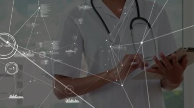 Tablet kullanan melez kadın doktor üzerinden bağlantı ve veri işleme ağının animasyonu. küresel tıp, bağlantılar ve teknoloji konsepti dijital olarak oluşturulmuş video.