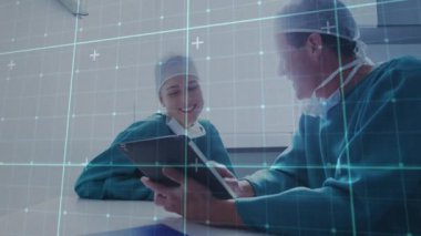 Tablet kullanan beyaz erkek ve kadın cerrahlar üzerinde veri işleme animasyonu. küresel tıp, sağlık hizmetleri ve veri işleme kavramı dijital olarak oluşturulmuş video.