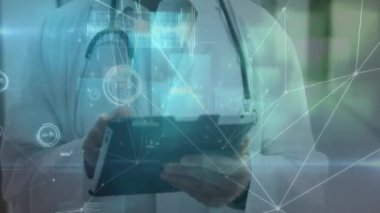 Kafkasyalı kıdemli erkek doktor üzerinden bağlantı ve veri işleme ağının animasyonu. küresel tıp, bağlantılar ve teknoloji konsepti dijital olarak oluşturulmuş video.