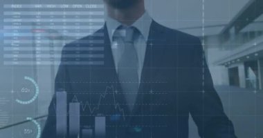 Kafkasyalı iş adamının yürümesi üzerine finansal veri işleme animasyonu. küresel iş, finans ve dijital arayüz kavramı dijital olarak oluşturulmuş video.