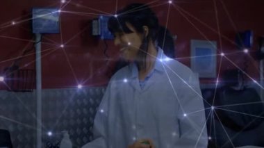 Çift ırklı kadın doktor ve kıdemli beyaz adam üzerindeki ışık bağlantılarının animasyonu. küresel tıp, bağlantılar ve teknoloji konsepti dijital olarak oluşturulmuş video.