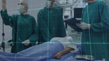 Tablet kullanan beyaz erkek cerrah üzerinde veri işleme animasyonu. küresel tıp, sağlık hizmetleri ve veri işleme kavramı dijital olarak oluşturulmuş video.