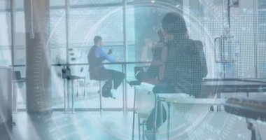 Ofisteki çeşitli iş adamları üzerinde veri işleme animasyonu. küresel iş, finans ve dijital arayüz kavramı dijital olarak oluşturulmuş video.