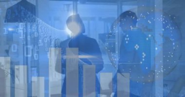 İki farklı iş adamının konuştuğu finansal veri işleme animasyonu. küresel iş, finans ve dijital arayüz kavramı dijital olarak oluşturulmuş video.