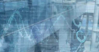 Yürüyen iş adamları üzerinde finansal veri işleme animasyonu. küresel iş, finans ve dijital arayüz kavramı dijital olarak oluşturulmuş video.