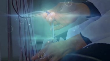 Kafkas erkek doktorun elleri üzerinden bağlantı ağının animasyonu damlaları kontrol ediyor. küresel tıp, bağlantılar ve teknoloji konsepti dijital olarak oluşturulmuş video.