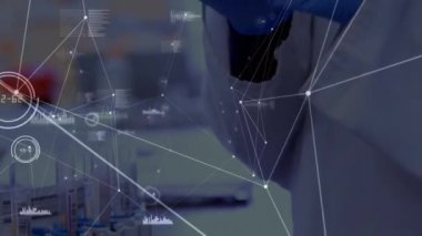 Laboratuvar numunesi tutan koruyucu eldivenlerin üzerindeki ağ bağlantılarının ve verilerin animasyonu. küresel tıp, bağlantılar ve teknoloji konsepti dijital olarak oluşturulmuş video.