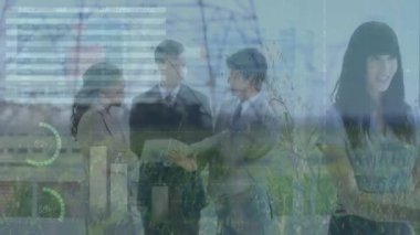 Toplantıda çeşitli iş adamlarıyla ilgili istatistik ve finansal veri işleme animasyonları. küresel iş, finans ve veri işleme kavramı dijital olarak oluşturulmuş video.