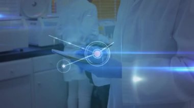 Çeşitli kadın laboratuvar çalışanları üzerindeki bağlantı ağının animasyonu. küresel tıp, bağlantılar ve teknoloji konsepti dijital olarak oluşturulmuş video.