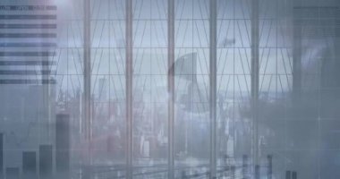 Yürüyen iş adamları üzerinde finansal veri işleme animasyonu. küresel iş, finans ve dijital arayüz kavramı dijital olarak oluşturulmuş video.