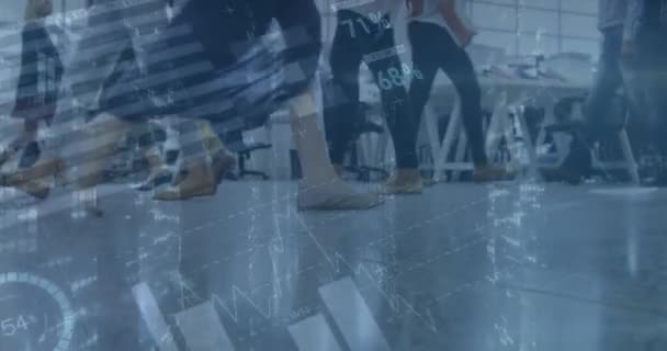 ビジネスの多様な人々が歩く上での財務データ処理のアニメーション グローバルビジネス デジタルインターフェースの概念デジタルで生成されたビデオ — ストック動画