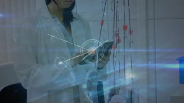 タブレットを使用して出産女性研究室労働者の接続のネットワークのアニメーション 世界中の医療 テクノロジーの概念をデジタルで生成し — ストック動画