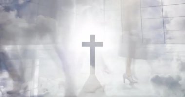 Caddede yürüyen insanlar üzerinde haç ve ışığın animasyonu. din, inanç ve Hıristiyanlık kavramı dijital olarak oluşturulmuş video.