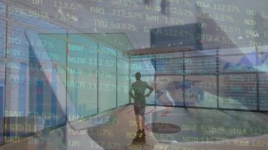Finansal verilerin ayakta duran bir kadının ve tablet kullanan melez bir adamın elleri üzerinde hareket etmesi. küresel iş, finans, borsa ve teknoloji konsepti dijital olarak oluşturulmuş video.