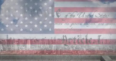 Amerikan bayrağının animasyonu ve şehir manzarası üzerine anayasa metni. Amerikan vatanseverliği ve bağımsızlık kavramı dijital olarak üretildi.