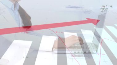 Okun animasyonu, veri ve grafikler beyaz adamın elleri üzerinde dizüstü bilgisayar kullanarak hareket ediyor. küresel iş, finans, borsa ve teknoloji konsepti dijital olarak oluşturulmuş video.