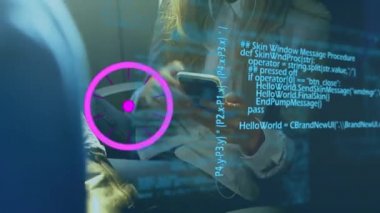 Beyaz kadın akıllı telefon kullanarak veri işleme animasyonu. dijital arayüz, teknoloji ve iletişim konsepti dijital olarak oluşturulmuş video.