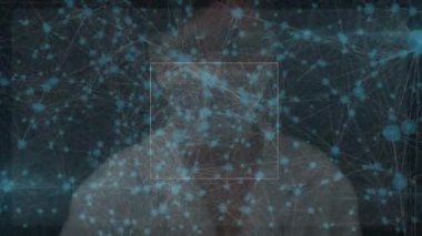 Bağlantılar ağının animasyonu ve ekrana dokunan kadınla ilgili çeşitli veriler. küresel bağlantılar, teknoloji ve dijital arayüz konsepti dijital olarak oluşturulmuş video.