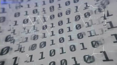 Parlayan bilgisayar devre kartında ikili kodlama ve veri işleme animasyonu. hesaplama, dijital arayüz ve veri işleme kavramı dijital olarak oluşturuldu.