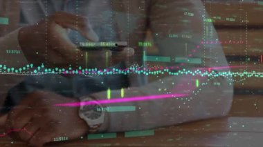 Finansal verilerin ve grafiklerin animasyonu akıllı telefon kullanarak melez bir adamın elinden geçiyor. küresel iş, finans, borsa ve teknoloji konsepti dijital olarak oluşturulmuş video.