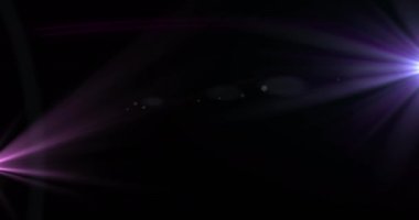 Siyah arka planda mor ve pembe parlayan ışığın animasyonu. ışık ve hareket kavramı dijital olarak oluşturulmuş video.