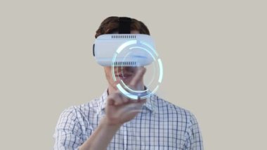 VR kulaklık takan ve el kol hareketi yapan mutlu beyaz adam üzerinde çember oluşturma animasyonu. dijital arayüz, teknoloji ve iletişim konsepti dijital olarak oluşturulmuş video.