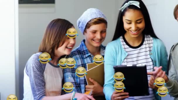 Анімація Щасливих Емоцій Над Усміхненою Групою Різноманітних Студентів Використовують Планшет — стокове відео