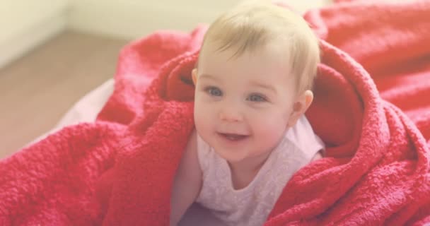 白人の赤ん坊の笑顔で赤ちゃんを持つ家族のアニメーション 国民服の週と子供の頃のコンセプトをデジタルで作成し — ストック動画