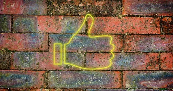 Изображение Светящегося Неонового Большого Пальца Кирпичной Стене Социальные Медиа Коммуникационная — стоковое фото