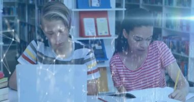 Okulda dizüstü bilgisayar kullanan erkek ve kız öğrencilerin ışıklarının animasyonu. öğrenme, teknoloji ve okul eğitimi konsepti dijital olarak oluşturulmuş video.