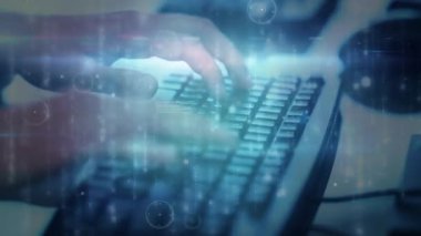 Klavyeye yazı yazan beyaz adamın elleri üzerinden bağlantı ağının animasyonu. küresel bağlantılar, teknoloji ve dijital arayüz konsepti dijital olarak oluşturulmuş video.