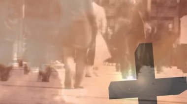 Sokakta yürüyen insanların üzerinde çapraz ve günbatımının animasyonu. din, inanç ve Hıristiyanlık kavramı dijital olarak oluşturulmuş video.