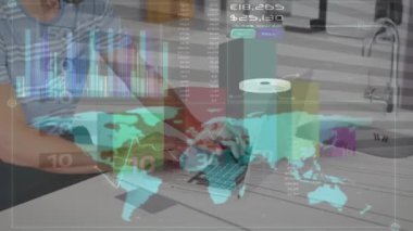 Finansal verilerin ve grafiklerin animasyonu mutlu beyaz adamı dizüstü bilgisayarla eziyor. küresel iş, finans, borsa ve teknoloji konsepti dijital olarak oluşturulmuş video.