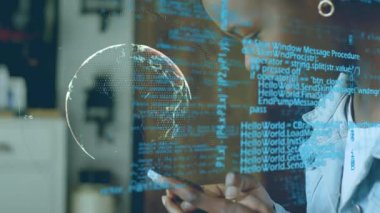 Akıllı telefon kullanan, gülümseyen Afro-Amerikan kadın üzerinde veri işleme animasyonu. dijital arayüz, teknoloji ve iletişim konsepti dijital olarak oluşturulmuş video.