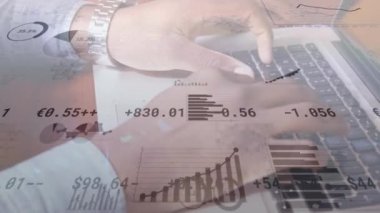 Bilgisayarı kullanan beyaz adamın ellerinde finansal verilerin ve grafiklerin animasyonu. küresel iş, finans, borsa ve teknoloji konsepti dijital olarak oluşturulmuş video.