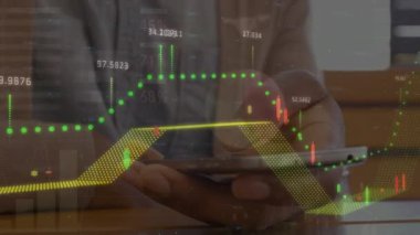 Finansal verilerin ve grafiklerin animasyonu akıllı telefon kullanan melez bir adamın elleri üzerinde. küresel iş, finans, borsa ve teknoloji konsepti dijital olarak oluşturulmuş video.