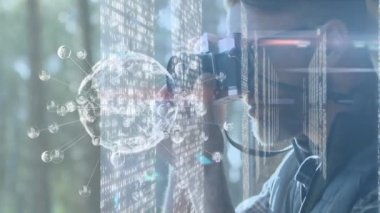Kamerayla beyaz adamın üzerinde dünya ve veri işleme animasyonu. dijital arayüz, teknoloji ve iletişim konsepti dijital olarak oluşturulmuş video.