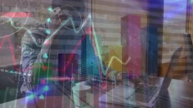 Tablet ve akıllı telefon kullanan Afro-Amerikan bir adamın finansal verilerinin ve grafiklerinin animasyonu. küresel iş, finans, borsa ve teknoloji konsepti dijital olarak oluşturulmuş video.