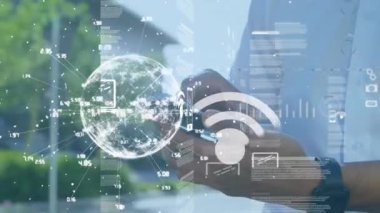 Akıllı telefon kullanan beyaz adamın elleri üzerinde dünya ve çeşitli verilerin animasyonu. dijital arayüz, teknoloji ve iletişim konsepti dijital olarak oluşturulmuş video.