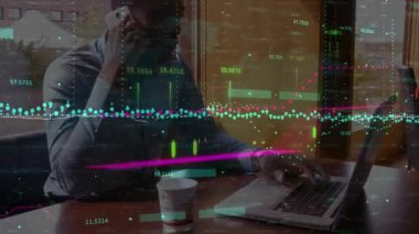 Akıllı telefon kullanarak Afro-Amerikan erkeğini hareket ettiren finansal verilerin ve grafiklerin animasyonu. Küresel iş, dijital arayüz ve teknoloji konsepti dijital olarak üretilmiş video. global iş, finans