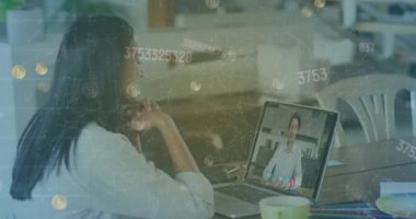 Bilgisayar kullanan beyaz kadın üzerinde veri işleme, bitcoin ve güvenlik kilidi animasyonu. küresel iletişim ve veri güvenliği konsepti dijital olarak oluşturulmuş video.