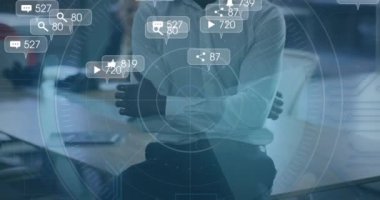 Afro-Amerikan iş adamı üzerine sosyal medya metinleri ve simgelerinin animasyonu. küresel sosyal medya, dijital arayüz ve dijital olarak üretilen iş konsepti.