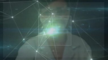 Bağlantılar ağının animasyonu ve ekrana dokunan kadınla ilgili çeşitli veriler. küresel bağlantılar, teknoloji ve dijital arayüz konsepti dijital olarak oluşturulmuş video.