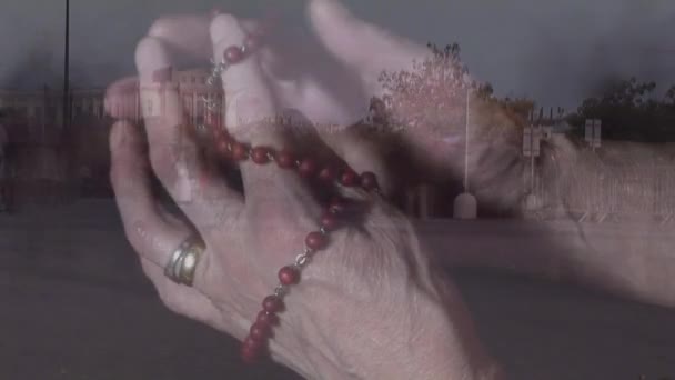 Animacja Rąk Białej Kobiety Trzymającej Różaniec Modlącej Się Nad Ludźmi — Wideo stockowe