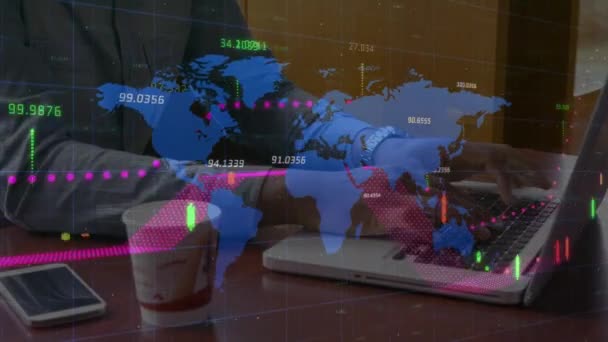 金融数据的动画和世界地图在使用笔记本电脑的非洲裔美国人的手上移动 全球商业 股票市场和技术概念数码视频 — 图库视频影像