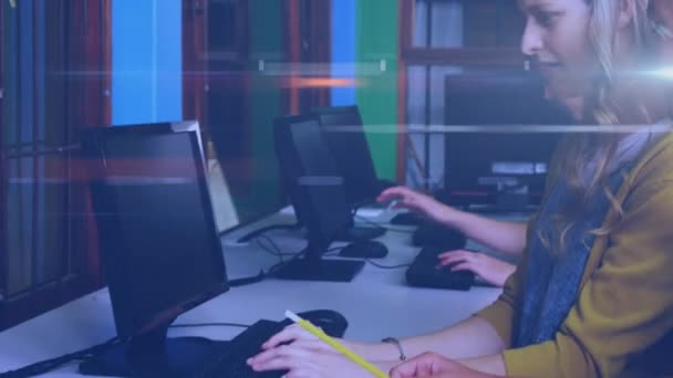 Animatie Van Licht Blanke Tieners Die Computers Gebruiken Digitaal Gegenereerde — Stockvideo