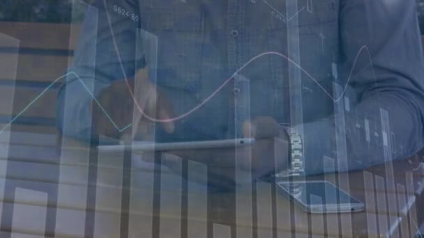 用平板电脑动画的财务数据和图表在鸟人的手上移动 全球商业 股票市场和技术概念数码视频 — 图库视频影像