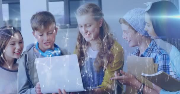 Animación Luces Sobre Grupo Estudiantes Adolescentes Felices Diversos Utilizando Ordenador — Vídeos de Stock