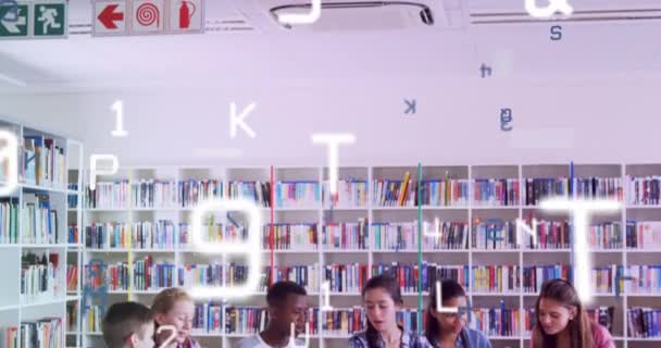 Animace Různých Skupin Studentů Školní Knihovně Pomocí Notebooků Sociální Propojení — Stock video